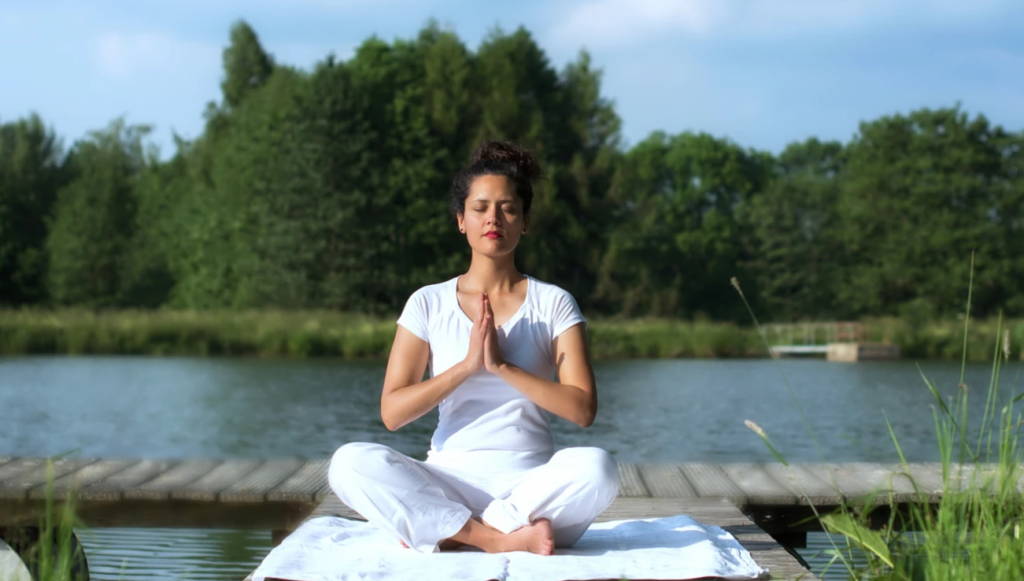 Micheel Muñoz Estay realizando una postura de ChiKung enfocada en la calma corporal y el equilibrio.