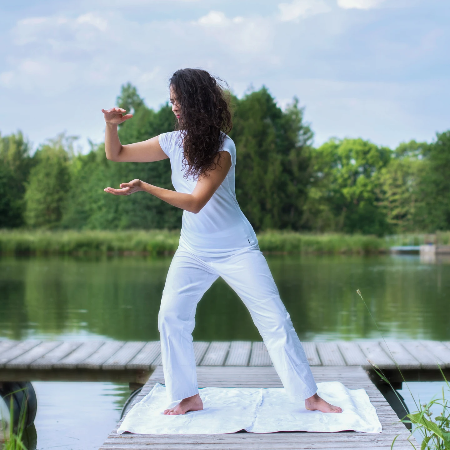 Mujer practicando Chikung con atención plena en el cuerpo – Micheel Muñoz Estay, Chikung en armonía